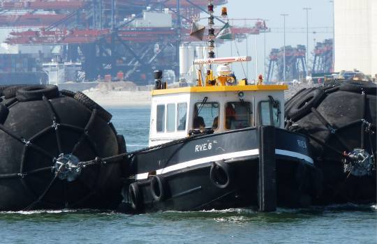 Fendertec marine fendering - Pneumatische Fender-met banden net